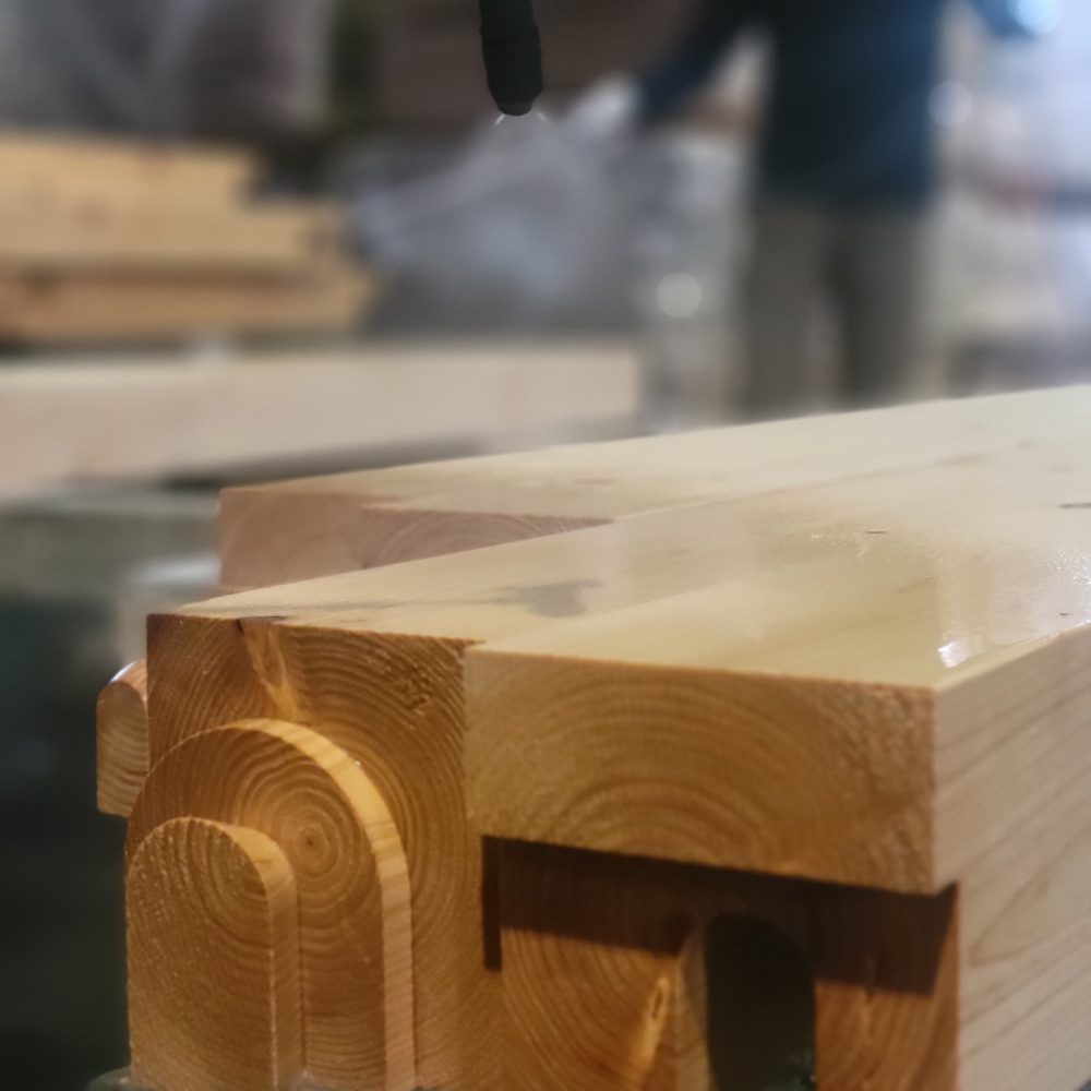 プレカット工場でホウ酸施工を行うと加工細部まで塗布できます